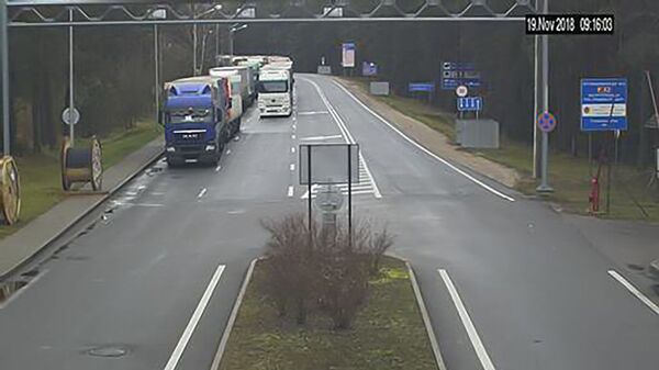 На границе с Литвой после выходных продолжают расти очереди из фур - Sputnik Литва