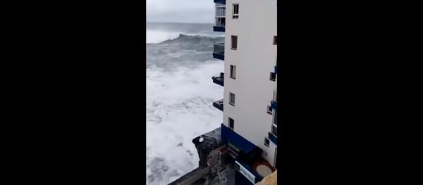 Milžiniškos bangos sunaikino viešbučio balkonus Tenerifės saloje Milžiniškos bangos sunaikino viešbučio balkonus Tenerifės saloje - Sputnik Lietuva