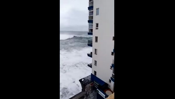 Milžiniškos bangos sunaikino viešbučio balkonus Tenerifės saloje - Sputnik Lietuva