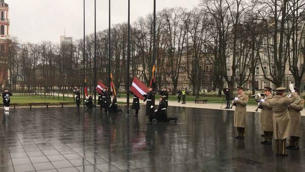 В Вильнюсе в честь столетия независимости Латвии подняли латвийский флаг - Sputnik Литва