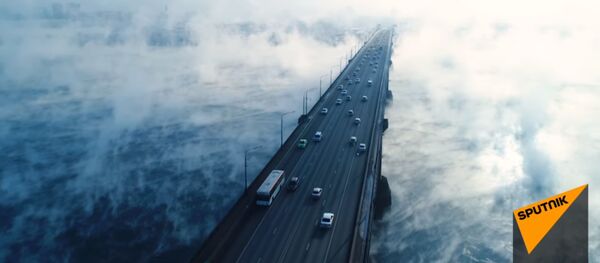 neįprastas rūkas apėmė tiltą per Jenisejų upę neįprastas rūkas apėmė tiltą per Jenisejų upę - Sputnik Lietuva