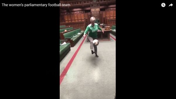 Британских депутатов наказали за игру в футбол в зале заседаний парламента - Sputnik Литва