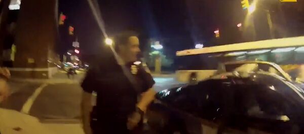 Game Over, или Как пользователь Pokemon GO въехал в полицейскую машину в США Game Over, или Как пользователь Pokemon GO въехал в полицейскую машину в США - Sputnik Литва