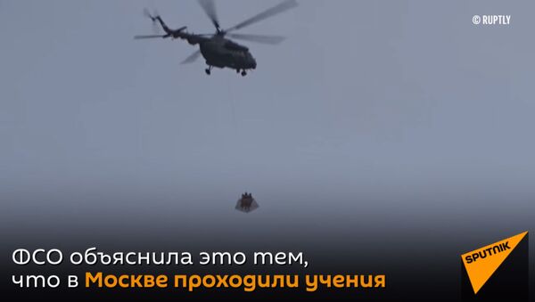 Военные вертолеты появились в небе над Кремлем - Sputnik Литва