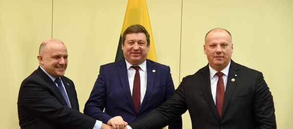Встреча министра обороны Литвы Раймундаса Кароблиса, министра обороны Латвии Раймондса Бергманиса и министра обороны Эстонии Юри Луйка в Вильнюсе, 24 ноября 2018 Встреча министра обороны Литвы Раймундаса Кароблиса, министра обороны Латвии Раймондса Бергманиса и министра обороны Эстонии Юри Луйка в Вильнюсе, 24 ноября 2018 - Sputnik Литва