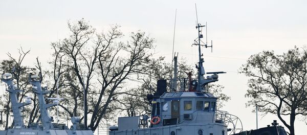 Задержанные украинские корабли доставлены в порт Керчи - Sputnik Литва