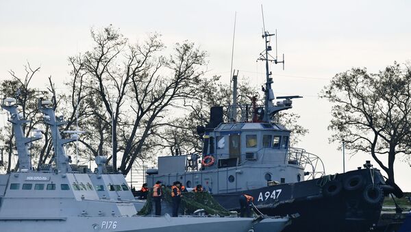 Задержанные украинские корабли доставлены в порт Керчи - Sputnik Lietuva