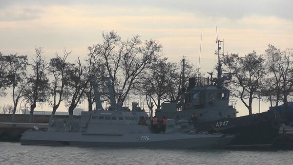 Задержанные корабли ВМС Украины доставлены в порт Керчи - Sputnik Литва