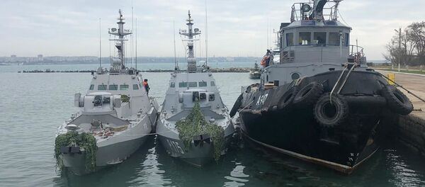 Задержанные украинские корабли доставлены в порт Керчи - Sputnik Литва