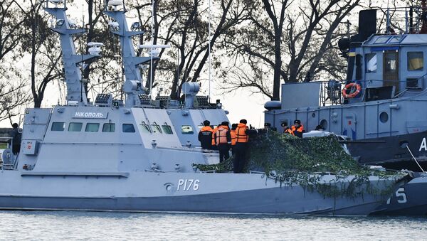 Задержанные украинские корабли доставлены в порт Керчи - Sputnik Литва