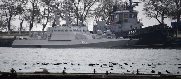 Задержанные украинские корабли доставлены в порт Керчи - Sputnik Литва