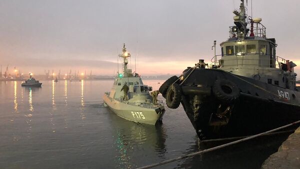 Задержанные украинские корабли доставлены в порт Керчи - Sputnik Литва