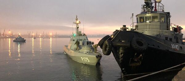 Задержанные украинские корабли доставлены в порт Керчи, архивное фото - Sputnik Литва