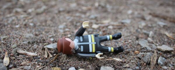 Детская игрушка на земле Детская игрушка на земле - Sputnik Литва