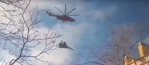 На видео попала переброска истребителя Су-27 с помощью вертолета - Sputnik Литва