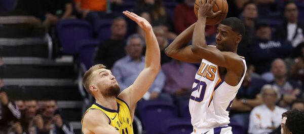 Домантас Сабонис в составе Индиане Пэйсерс играет в Финиксе с местным Санз, 27 ноября 2018 года - Sputnik Литва