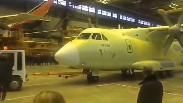 Išriedėjo pirmasis karinis transporto lėktuvas IL-112V  - Sputnik Lietuva