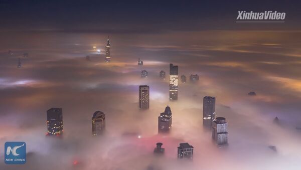 Китайский город Нанкин в тумане - Sputnik Литва