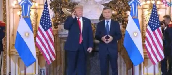 Трамп бросил на пол приемник синхронного перевода - Sputnik Литва