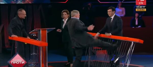 Украинский замминистра в прямом эфире напал на депутата Рады Украинский замминистра в прямом эфире напал на депутата Рады - Sputnik Литва