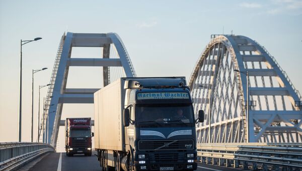 Открытие движения по Крымскому мосту для грузовиков - Sputnik Lietuva