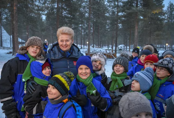 Lietuvos prezidentė nuvyko į Laplandiją su vaikais iš daugiavaikių šeimų Lietuvos prezidentė nuvyko į Laplandiją su vaikais iš daugiavaikių šeimų - Sputnik Lietuva