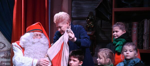 Президент Литвы Даля Грибаускайте в резиденции Санта-Клауса в Лапландии с детьми из многодетных семей Президент Литвы Даля Грибаускайте в резиденции Санта-Клауса в Лапландии с детьми из многодетных семей - Sputnik Литва