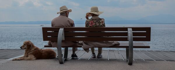 Пожилая пара отдыхает на берегу - Sputnik Литва