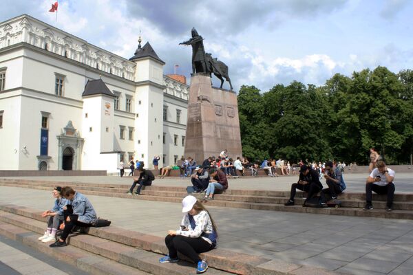 Молодежь в центре Вильнюса ищет покемонов Молодежь в центре Вильнюса ищет покемонов - Sputnik Литва
