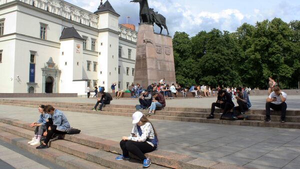 Молодежь в центре Вильнюса ищет покемонов - Sputnik Литва