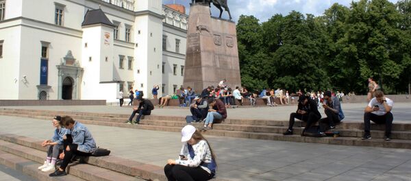 Молодежь в центре Вильнюса ищет покемонов - Sputnik Литва