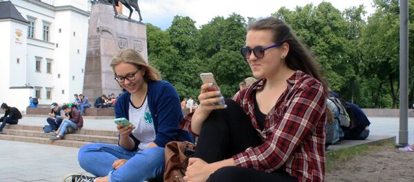 Габриэла и Юстина погружены в мир дополнительной реальности - Sputnik Литва