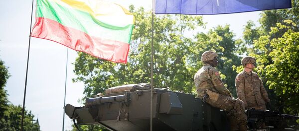 Флаги НАТО и Литвы на военной технике Флаги НАТО и Литвы на военной технике - Sputnik Литва