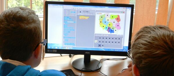 Дети учатся за компьютером - Sputnik Литва