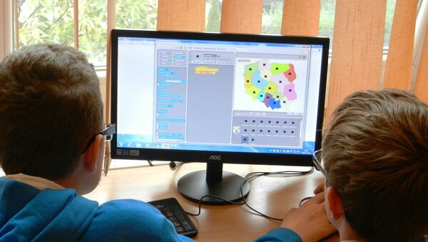 Дети учатся за компьютером - Sputnik Литва
