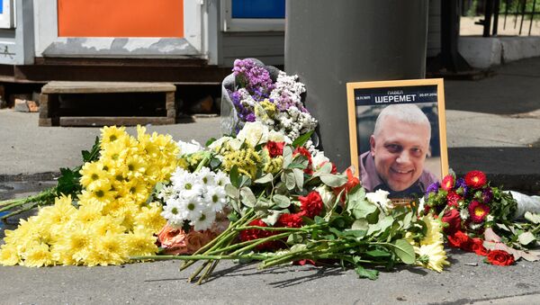 Цветы и свечи на месте гибели журналиста Павла Шеремета в Киеве - Sputnik Литва