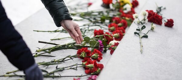 Возложение цветов к мемориалу, архивное фото - Sputnik Литва
