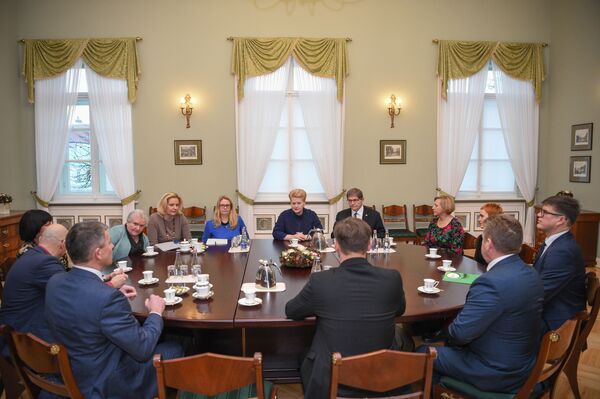 Президент Литвы пообещала срочно изменить систему зарплат учителей Президент Литвы пообещала срочно изменить систему зарплат учителей - Sputnik Литва