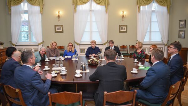 Президент Литвы Даля Грибаускайте на встрече с бастующими учителями - Sputnik Lietuva