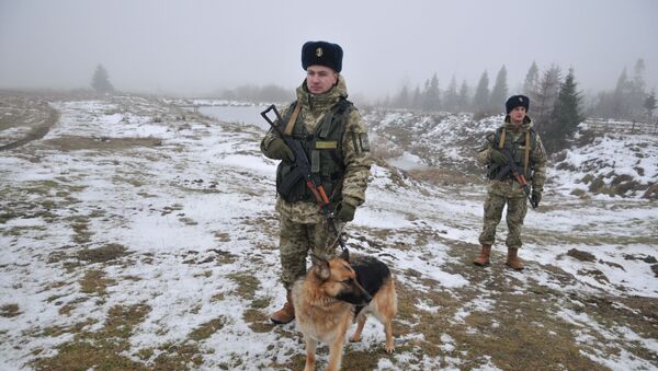 Украинские пограничники со служебной собакой на пограничной заставе Сянки - Sputnik Lietuva