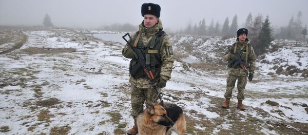 Украинские пограничники со служебной собакой на пограничной заставе Сянки Украинские пограничники со служебной собакой на пограничной заставе Сянки - Sputnik Lietuva