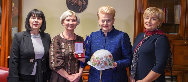 Подарки для Дали Грибаускайте от украинцев Подарки для Дали Грибаускайте от украинцев - Sputnik Lietuva