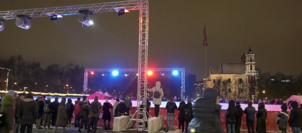 Lukiškių aikštėje atidaryta ledo čiuožykla Lukiškių aikštėje atidaryta ledo čiuožykla - Sputnik Lietuva