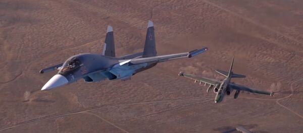 Уникальные кадры воздушных тренировок летчиков Су-25 и Су-34 Уникальные кадры воздушных тренировок летчиков Су-25 и Су-34 - Sputnik Литва