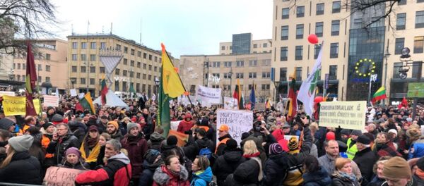 Vilniuje įvyko masinė streikuojančių mokytojų palaikymo akcija Paskutinis skambutis Vilniuje įvyko masinė streikuojančių mokytojų palaikymo akcija Paskutinis skambutis - Sputnik Lietuva