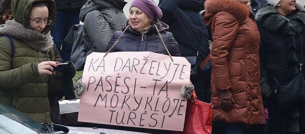 В Вильнюсе прошла массовая акция солидарности с бастующими учителями “Последний звонок”  - Sputnik Литва