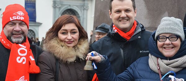 В Вильнюсе прошла массовая акция солидарности с бастующими учителями Последний звонок  - Sputnik Литва