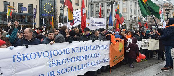 В Вильнюсе прошла массовая акция солидарности с бастующими учителями Последний звонок, 9 декабря 2018 - Sputnik Литва