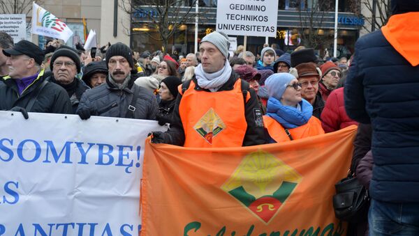 В Вильнюсе прошла массовая акция солидарности с бастующими учителями “Последний звонок” - Sputnik Литва