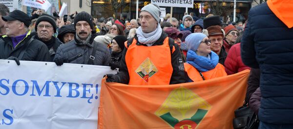 В Вильнюсе прошла массовая акция солидарности с бастующими учителями “Последний звонок” - Sputnik Литва